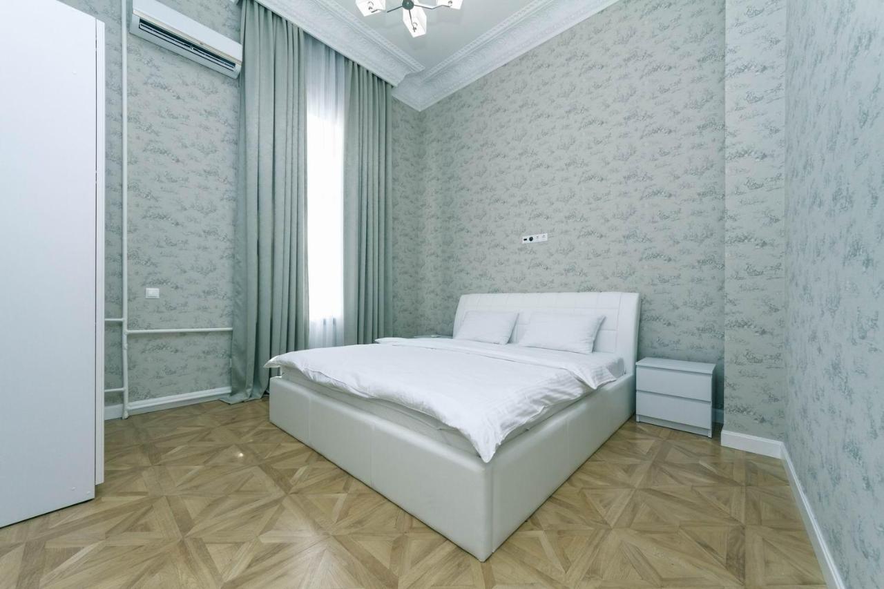 Luxury Beatiful Apartment On Pyshkinska Street Kiev Exterior foto